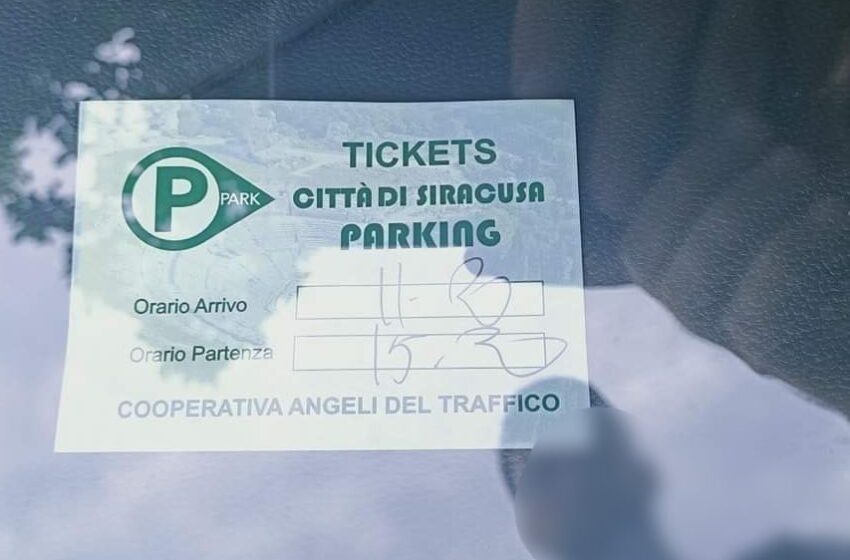  Parcheggiatori abusivi alla Neapolis, denunciati in due: ai turisti ticket sosta “tarocchi”