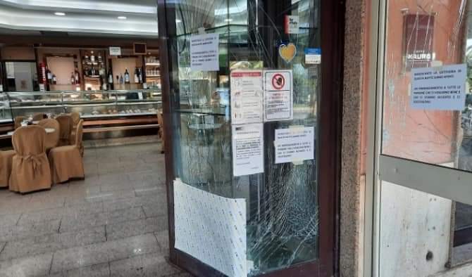  Bomba carta in viale Santa Panagia, riapre subito il bar colpito: “grazie per solidarietà”