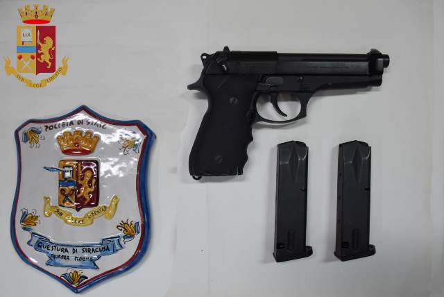  Armi clandestine, sequestro e due arresti Nell’armadio, una pistola semiautomatica