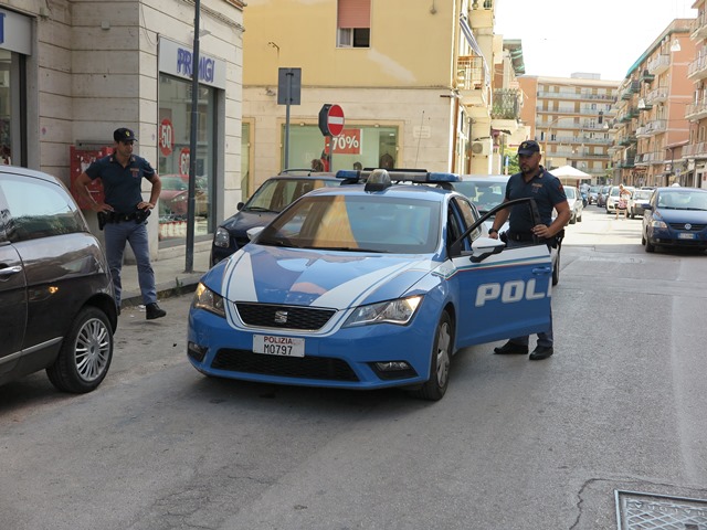  Chi ruba una batteria, chi gira su scooter rubato, chi con forbici di acciaio: tre giovani denunciati