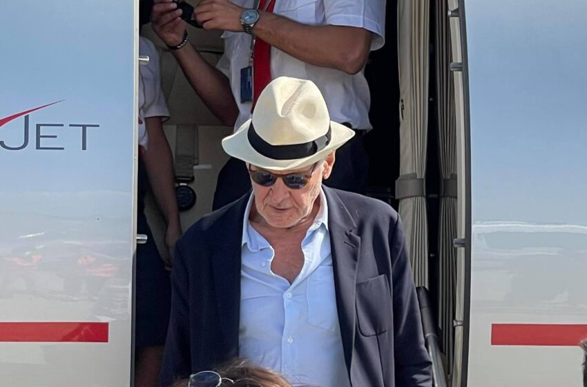  Indiana Jones è in Sicilia, Harrison Ford sul set di Siracusa: le foto del suo arrivo