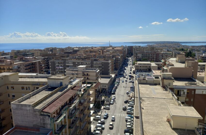 Via Tisia “chiude” per lavori: fino ad ottobre, divieto di sosta ambo i lati ma “a tratti”