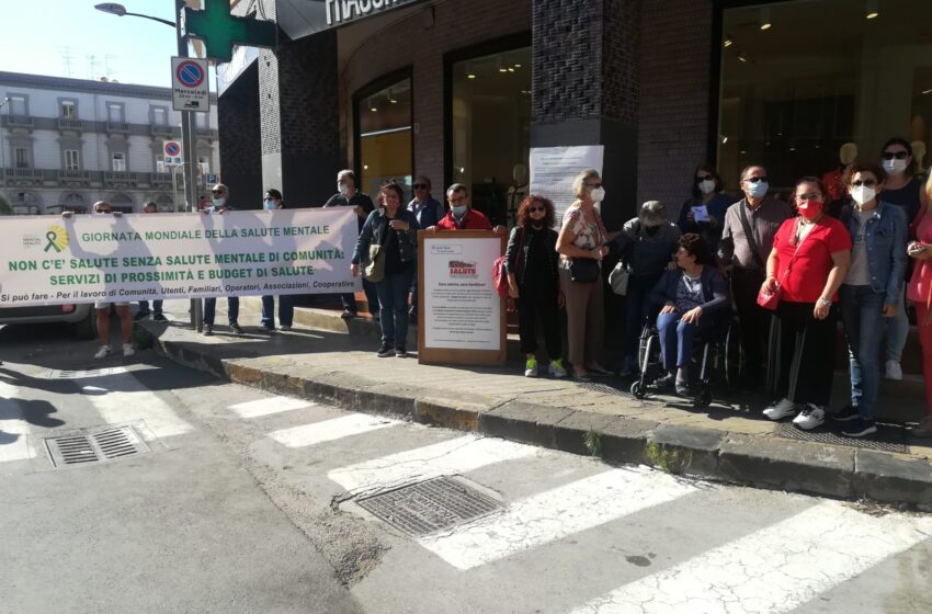  Salute mentale, sit-in sotto la sede dell’Asp. Famiglie, operatori e utenti: “Attivare budget di salute”