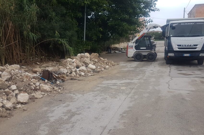  Via Calabria, dopo il crollo: via alla rimozione dei detriti. Conta dei danni: circa 200mila euro