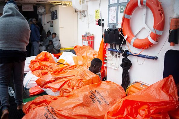 La Sea Watch 4 di fronte ad Augusta, peggiorano condizioni meteo: 463 migranti a bordo