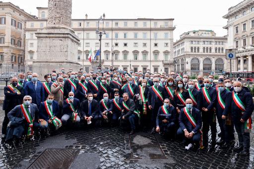  Siracusa. Comuni siciliani senza fondi e personale, protesta dei sindaci a Roma: “A rischio l’accesso al Pnnr”