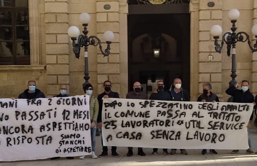  Dodici mesi in attesa di una risposta, gli Util Service in protesta sotto Palazzo Vermexio