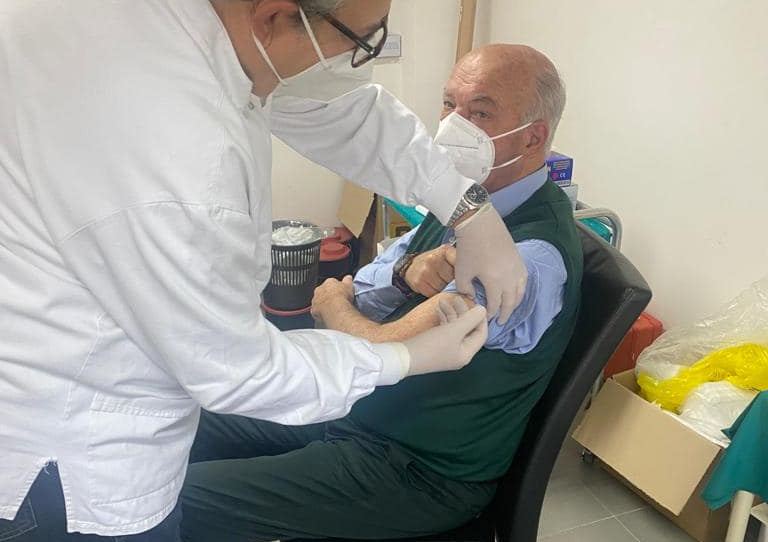  “Terza dose fatta, vaccinatevi in sicurezza”: il sindaco di Priolo rilancia i Si-Vax