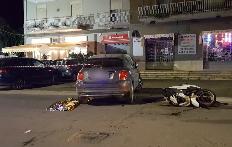  Incidente mortale in provincia di Siracusa, perde la vita un 31enne: scooter contro auto