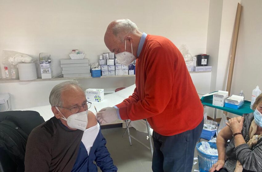  Il sindaco di Priolo, medico, vaccinatore volontario: “Siero unico arma contro il virus”