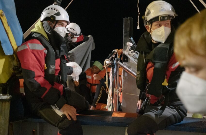 Migranti: in 4 evacuati nella notte dalla Sea Watch 3, il trasbordo in acque siracusane