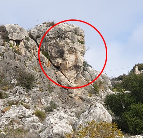  La curiosità: una foto solletica la suggestione. E’ un volto quello che appare nella roccia?