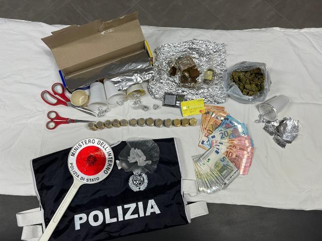  Un bazar della droga in casa,arrestate madre e figlia:in casa stupefacenti e soldi