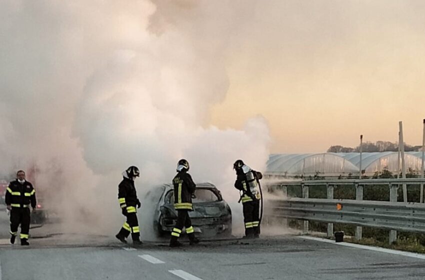  Auto in fiamme in autostrada, salvo il conducente dopo una veloce fuga