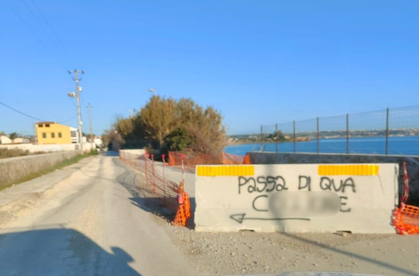 Il piano per riaprire (e salvare) via lido Sacramento: depotenziare il mare con una parete