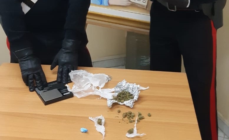  Nascondeva droga in casa, la consegna ai carabinieri:arrestato 42enne