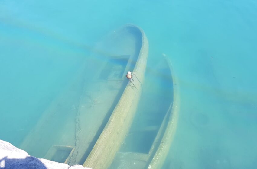 Siracusa. Due barche affondate affiorano nel Porto Piccolo: “Pericoloso lasciarle lì”