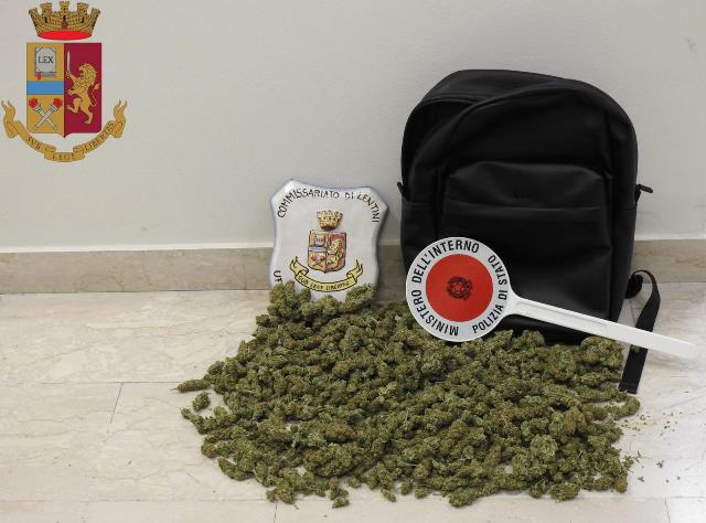  Mezzo chilo di marijuana nello zaino, arrestato 37enne: droga rinvenuta su un tetto