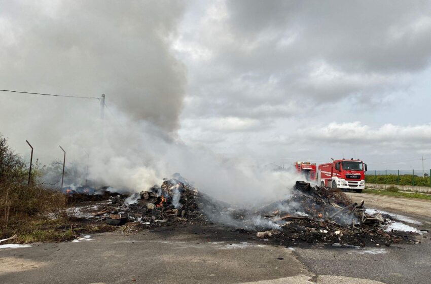 Fiamme dentro l’ex Autodromo, a fuoco rifiuti abbandonati: densa fumosità