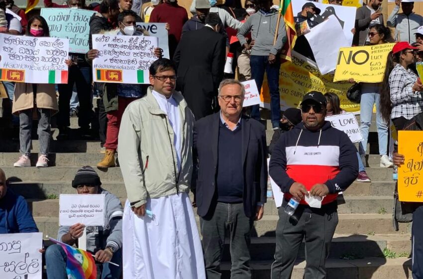 Colorata protesta della comunità cingalese di Siracusa, con loro anche un imprenditore