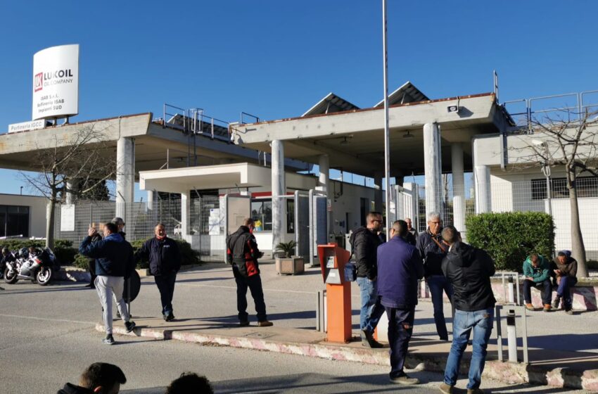 Siracusa. Protesta davanti alla Lukoil, licenziati i lavoratori Stam: “Si cerca una soluzione”