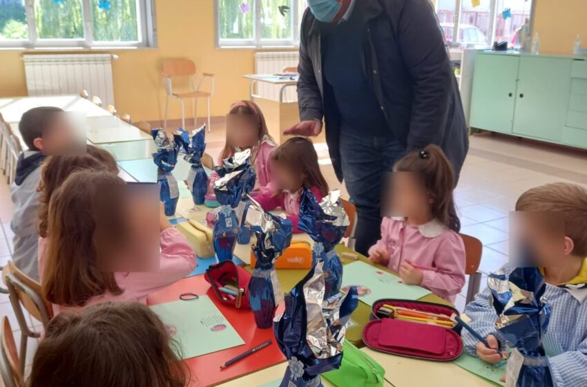 Sortino. Il sindaco dona uova di Pasqua ai piccoli delle scuole: fondi all’Airc