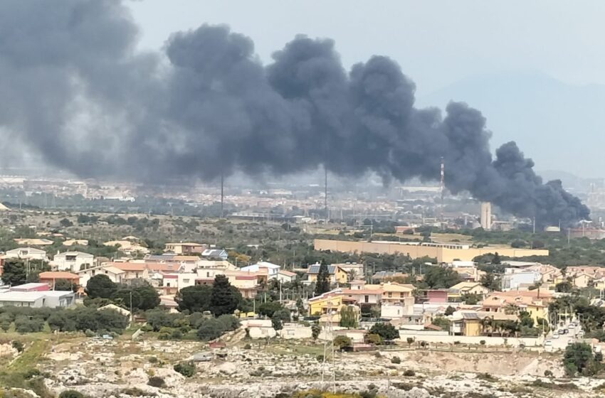 Incidente nella zona industriale, due feriti. Fumo visibile a distanza