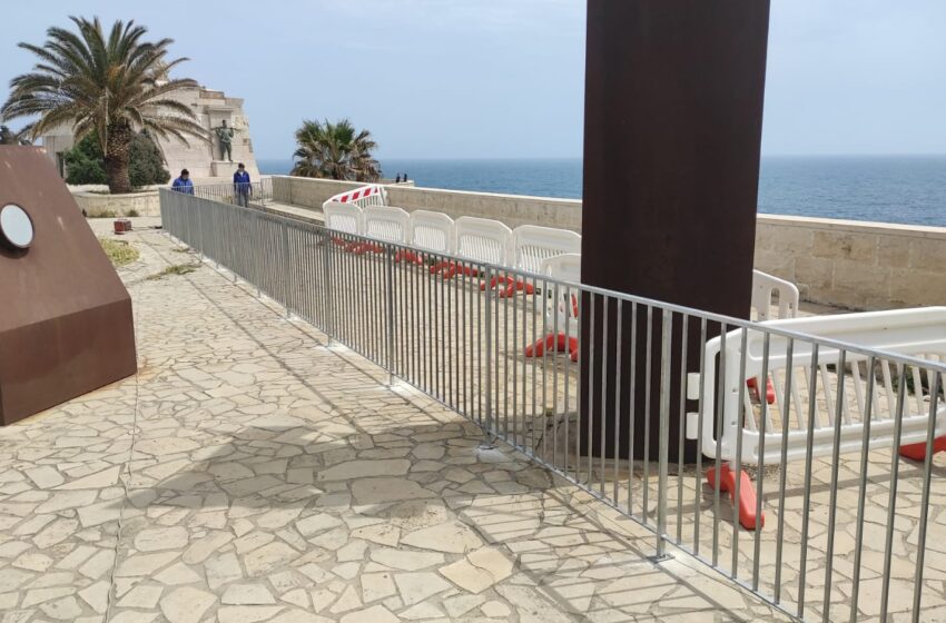 Monumento ai Caduti, ora ci sono le ringhiere per delimitare la zona a rischio