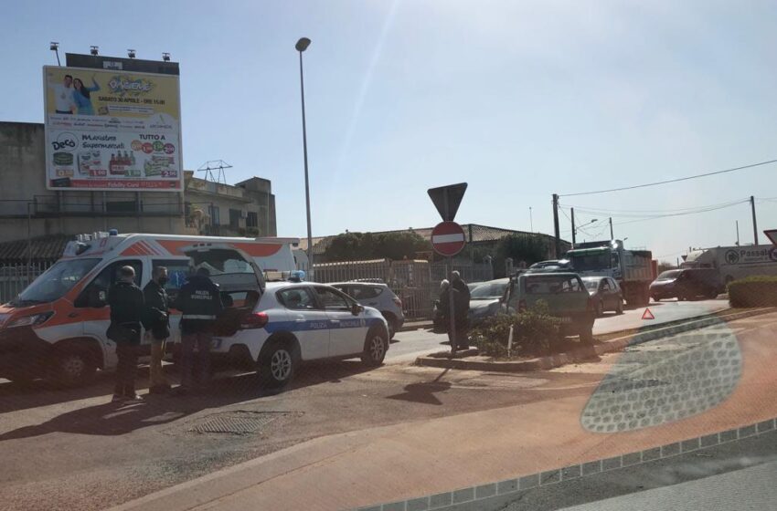  Siracusa. Incidente in via Columba, auto finisce su aiuola spartitraffico: ci sono feriti