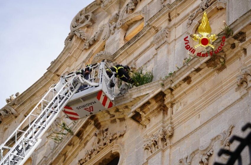  Siracusa. Intervento dei Vigili del Fuoco alla Chiesa di Santa Lucia alla Badia: messa in sicurezza