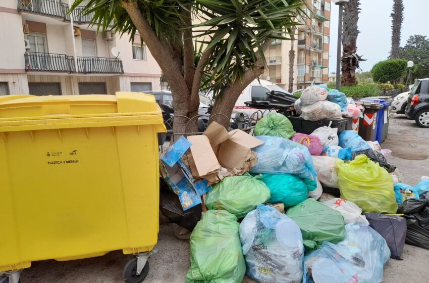  Crisi dell’indifferenziato, la spazzatura resta in strada. “Impossibile rimuoverli adesso”