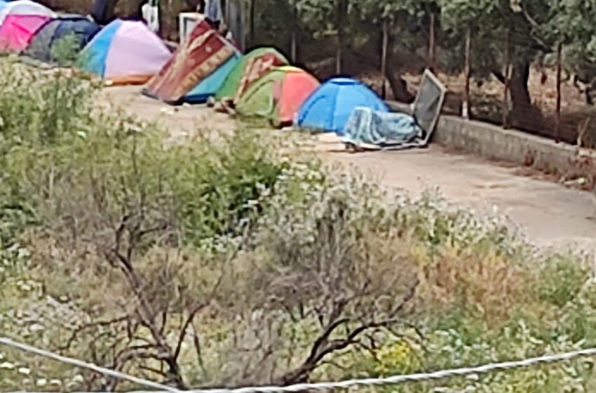 Migranti accampati davanti al centro di Cassibile: alla ricerca di una soluzione
