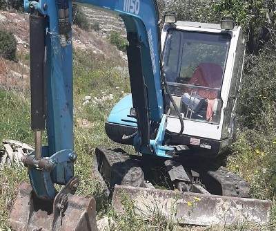  Escavatore rubato in un cantiere edile: ritrovato dalla polizia, indagini per risalire agli autori del furto