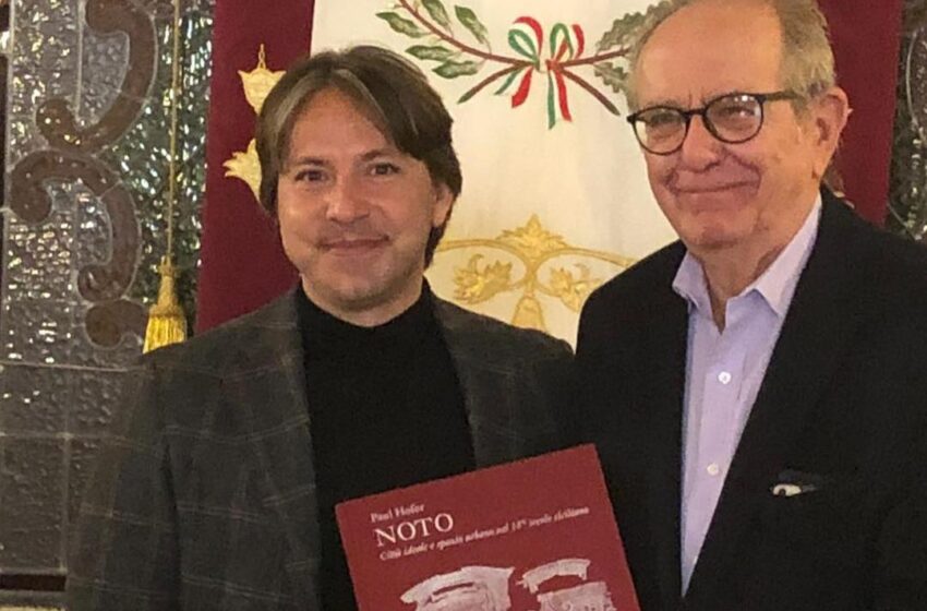  L’ex ministro Carlo Padoan in visita a Noto, passeggiata in via Nicolaci per l’economista