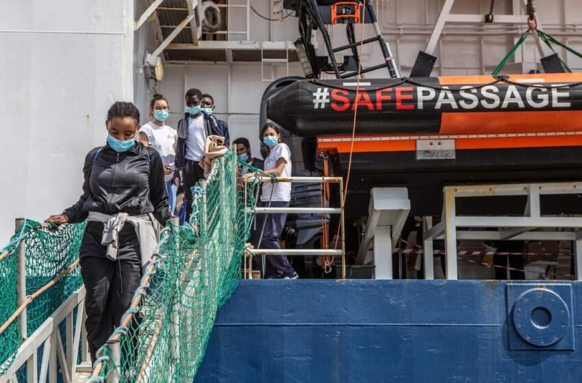  Migranti: rinviato a domani lo sbarco dalla Geo Barents ad Augusta, in sei si gettano in mare