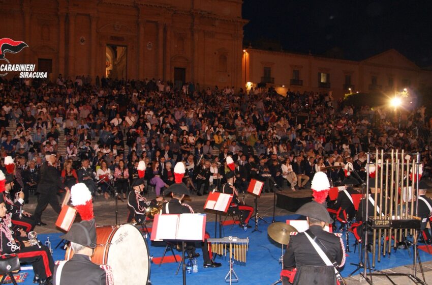  Concerto in piazza Municipio, la Fanfara dei Carabinieri incanta Noto