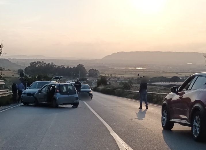  Scontro frontale tra due auto a Targia, si blocca il traffico nella zona