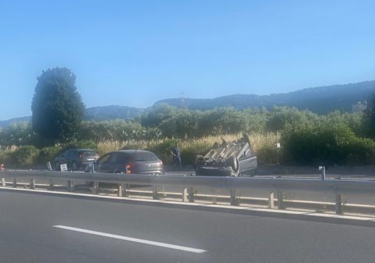  Incidente in autostrada, una vettura si ribalta nei pressi di Priolo