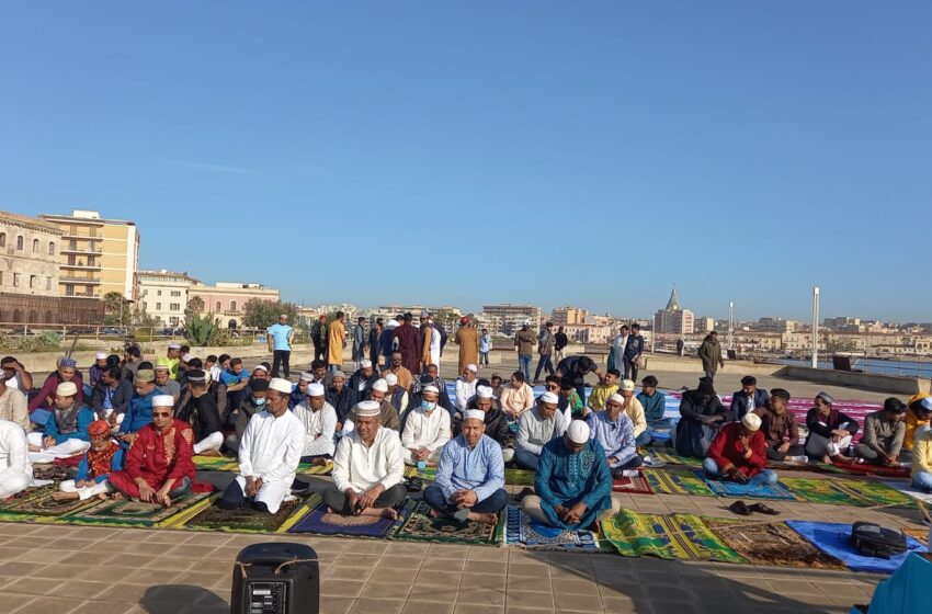 La comunità musulmana siracusana in preghiera al Talete, è l’Eid al Fitr (fine del ramadan)