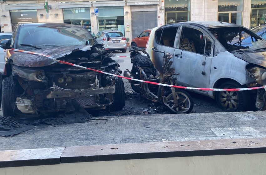  Notte di fuoco in viale Tisia, le fiamme distruggono due auto e uno scooter. E’ dolo