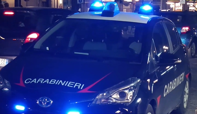  Rubavano oggetti dalle auto in sosta durante la festa di San Silvestro: sorpresi e arrestati