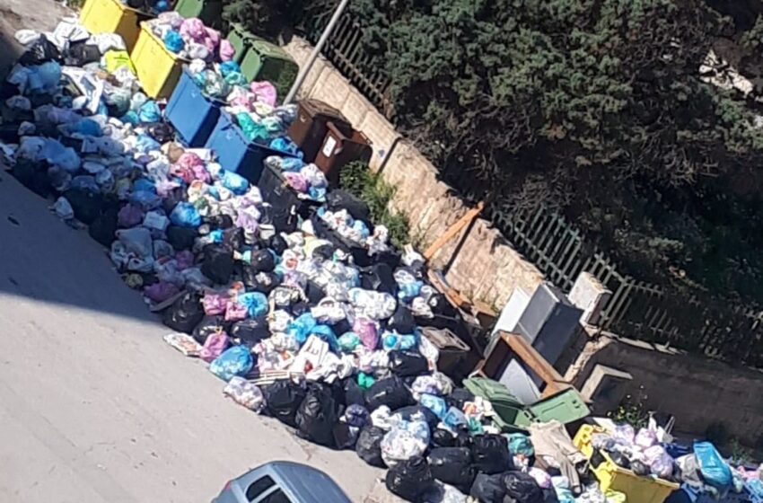 La caporetto della differenziata a Siracusa: si consuma la restaurazione silenziosa del sacchetto