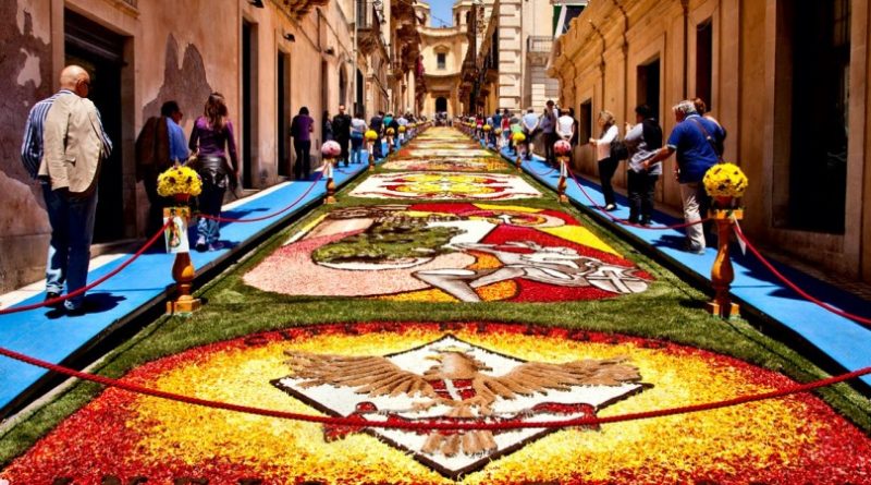  Si apre l’Infiorata di Noto 2022: tappeto di fiori in Via Nicolaci