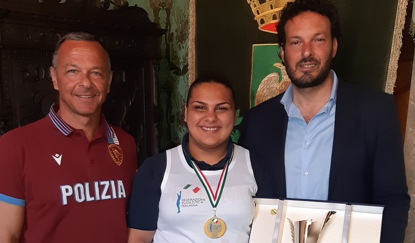  Pugilato. Premiata la neo campionessa italiana Maria Nicolosi: coppa e un dono speciale