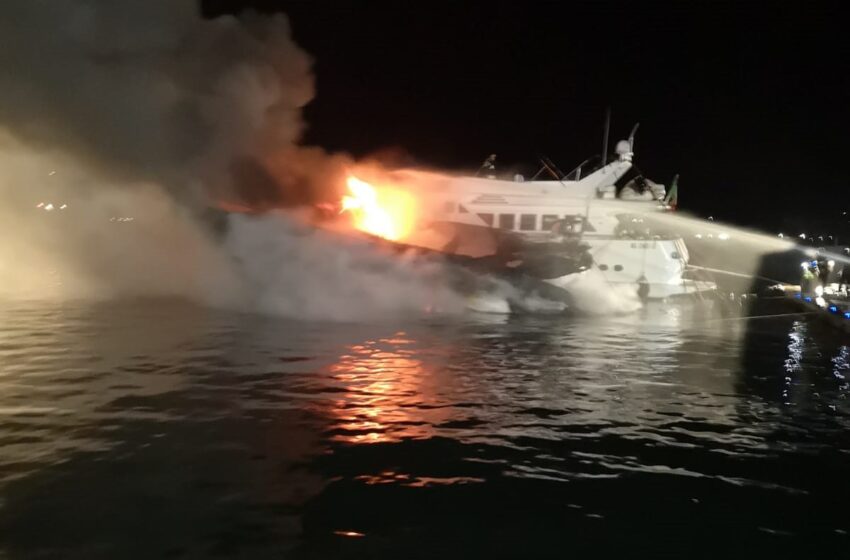  Siracusa. Yacht va a fuoco in Ortigia e affonda: marinaio intossicato