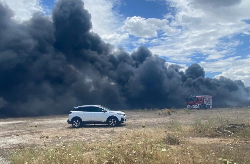  Coltre di fumo nero, in fiamme deposito di pneumatici a nord di Siracusa