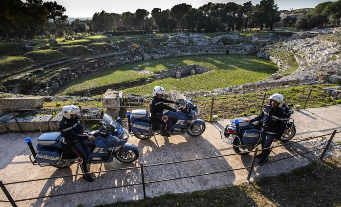  “Sulle strade della Bellezza”, la mostra fotografica della Polizia Stradale alla Neapolis