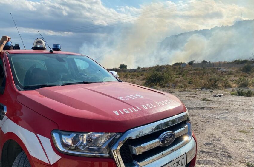  Incendio a Carancino, in fiamme 10 ettari di sterpaglie e vegetazione (e rifiuti abbandonati)