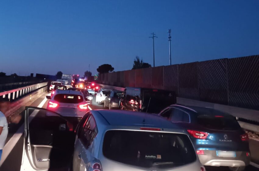  Mattinata da incubo in autostrada: due incidenti, feriti e traffico bloccato