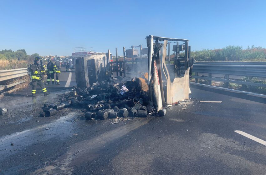  Autocarro ribaltato ed in fiamme in autostrada, traffico bloccato tra Siracusa sud e nord